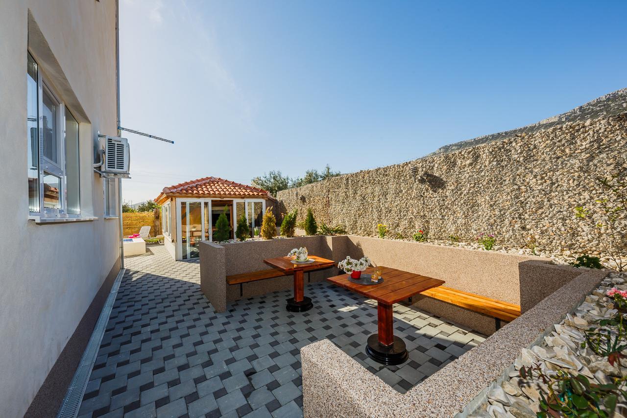 Holiday Home Chester With Heated Pool Kastela Exterior photo
